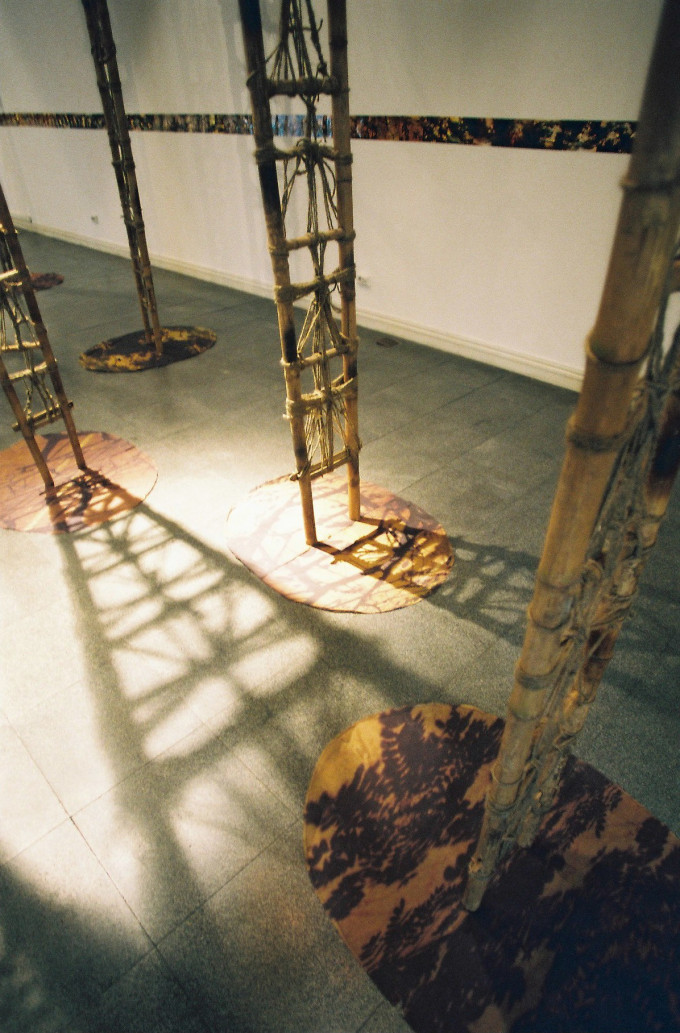 Within the room – Phía trong bức tường – 2005