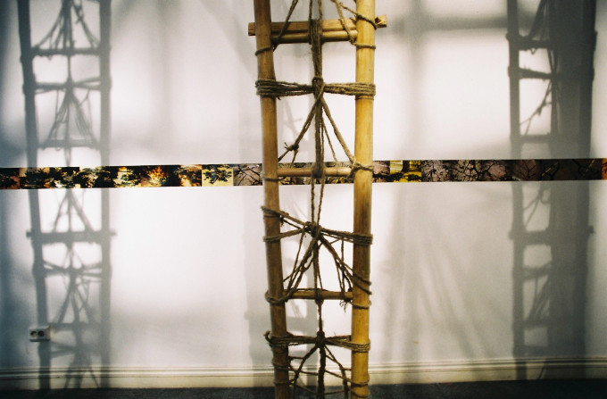 Within the room – Phía trong bức tường – 2005