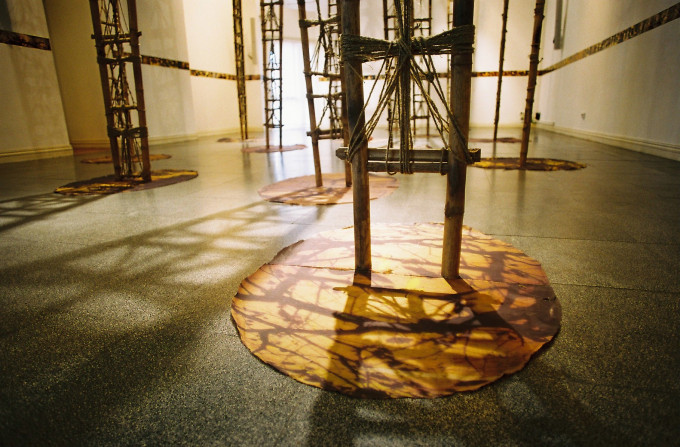 Within the room – Phía trong bức tường – 2005