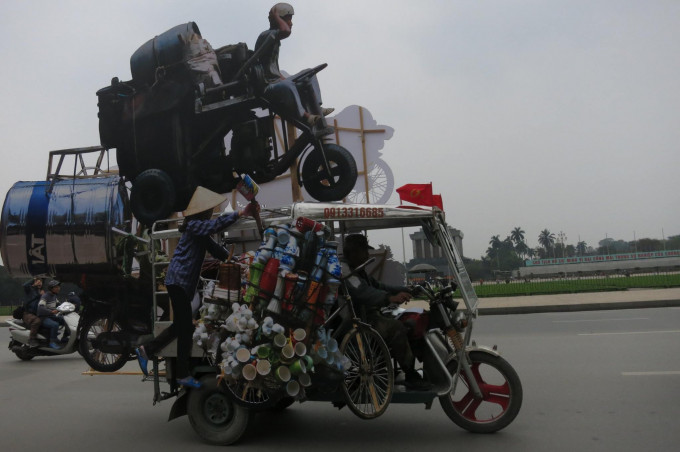 …carrying the carriers… – Into thin air- Manzi 2016