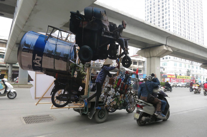 …carrying the carriers… – Into thin air- Manzi 2016